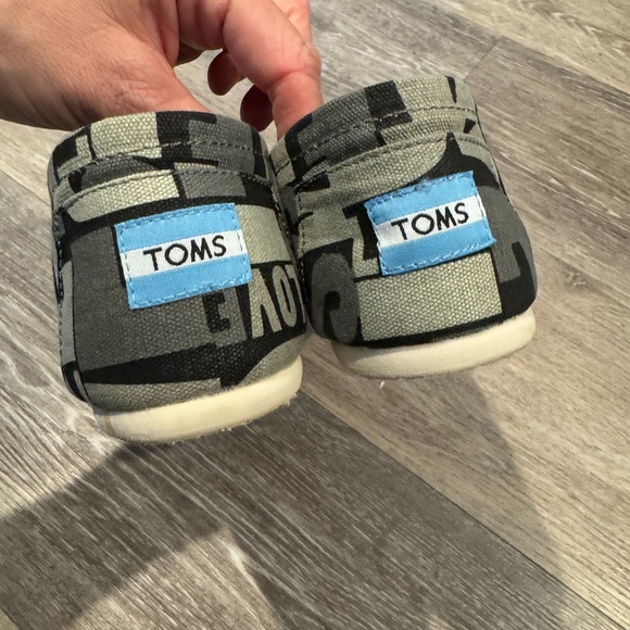 New in box - TOMS Love Black and White sneakers - Picture 6 of 10